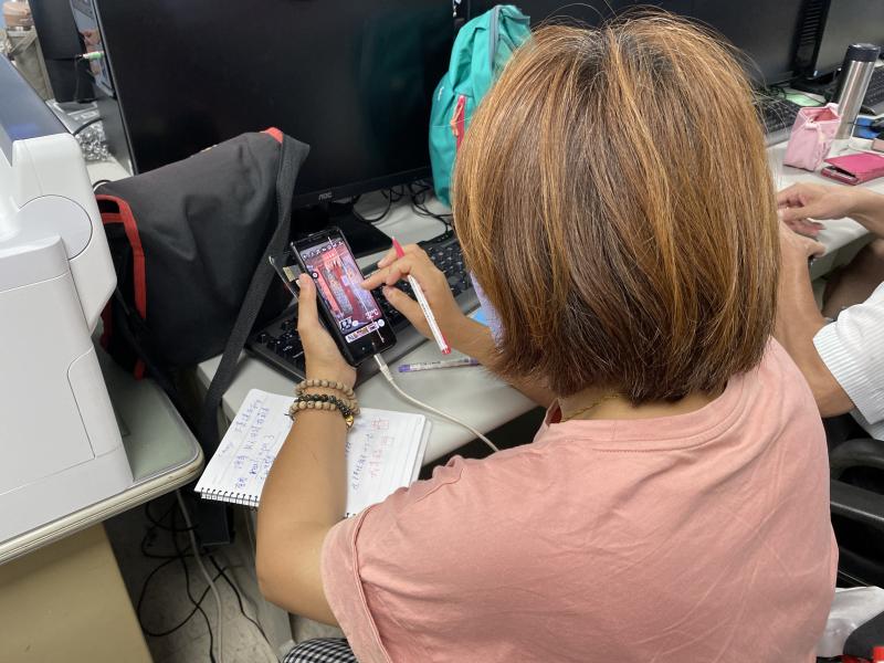 學員練習影片製作。