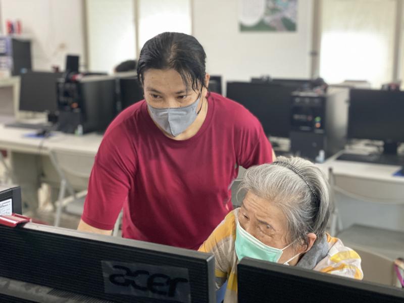 DOC模範生銀髮學員喜歡數位，更熱愛不斷地學習、複習，而DOC執行秘書總是課堂中全程協助之。