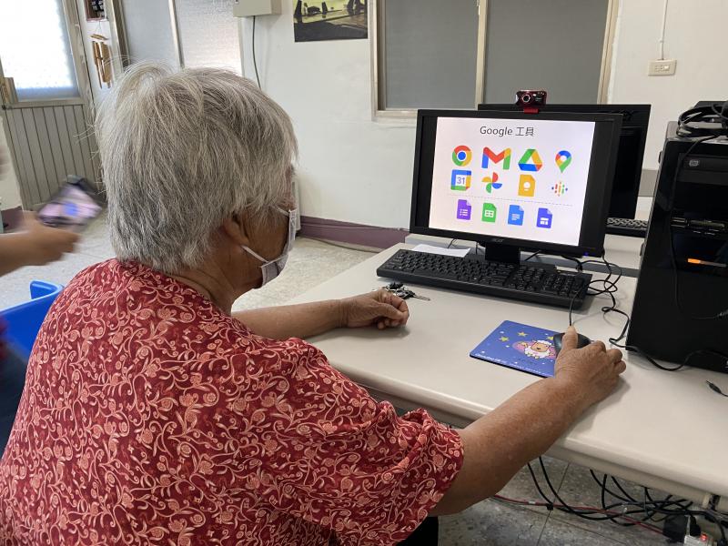 嘗試點選螢幕，毫無結果的長輩，對於google工具躍躍欲試，真好學。