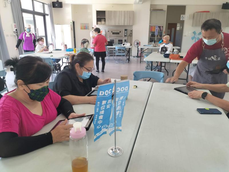 助教回答學員的提問