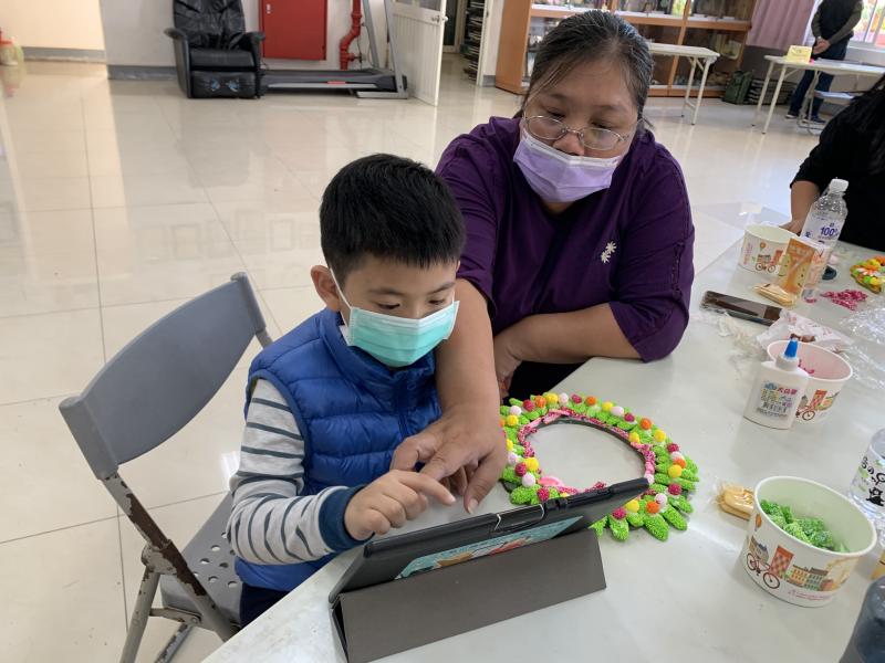 父母陪伴子女一同學習，能幫助孩子提升學習意願、讓學習更有趣!