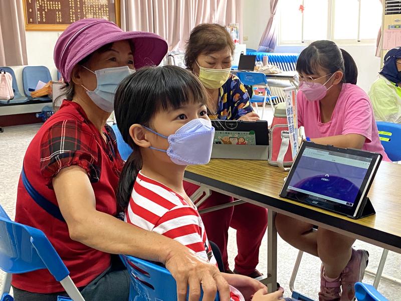 阿嬤帶著孫女一起來學習，祖孫倆用心聽課，一起認識網路霸凌。