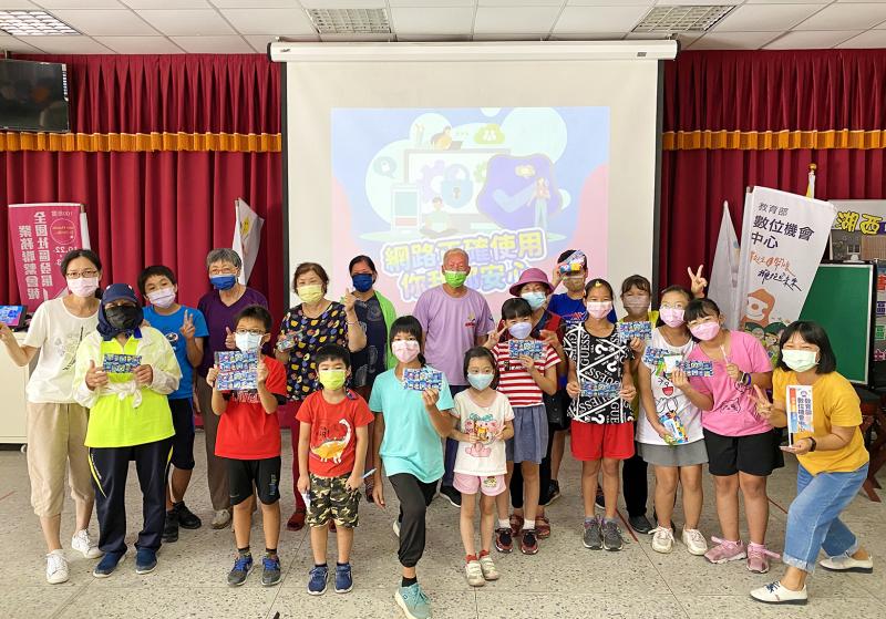 大家手拿課堂上發送的小獎品DOC口罩，開心大合照