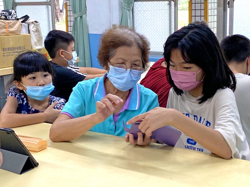 小孫女們與阿嬤一起認真討論問答題