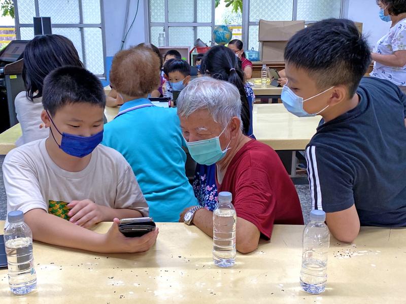 小孫子們與阿公一起研究問答題目