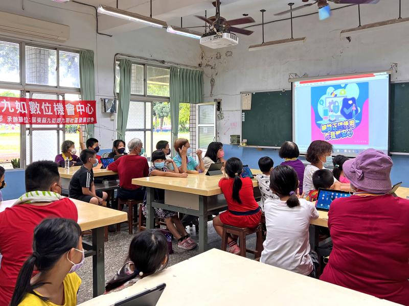 祖孫們認真聆聽講師說明網路霸凌的定義