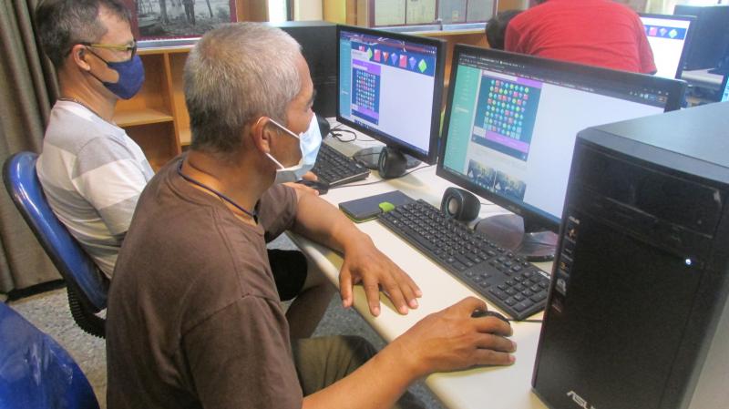 講師教學員從日常生活中如何正確的預防失智症，還教學員用電腦搜尋玩一款復古寶石消消樂的遊戲，並建議學員可以保持好奇心、多去接觸新的事物、閱讀書報雜誌、玩猜謎、遊戲、規劃旅遊、參加課程等，靈活運用大腦，才不會容易得失智症。