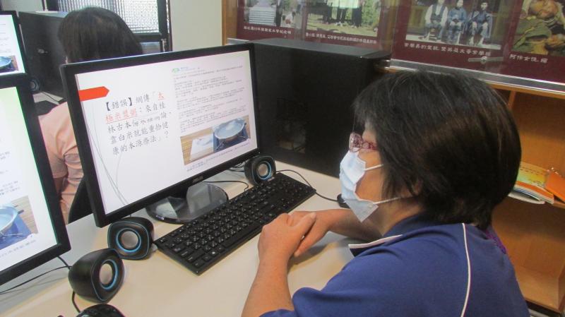 講師跟學員說網路謠傳假訊息，認為白粥可以改善頭痛、胃潰瘍…等症狀，但粥是澱粉液體反而會導致胃潰瘍惡化，諸如此類的這些訊息，未經查證還是不要輕信比較好。