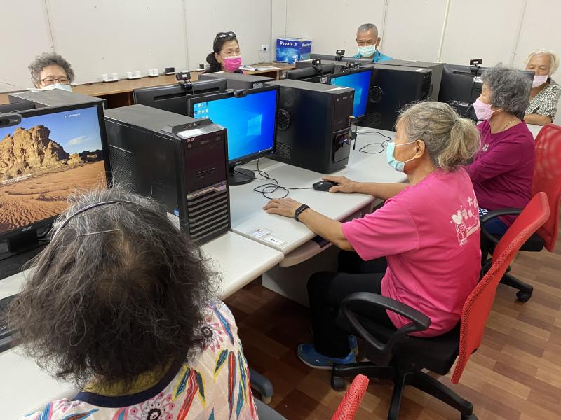 去年有學習過了簡單的圖˙樣搜尋，可以做為雷射雕刻的圖樣，今年的目標依樣也是要先從搜尋圖樣開始，然後再進入自己想辦法設計的圖樣。