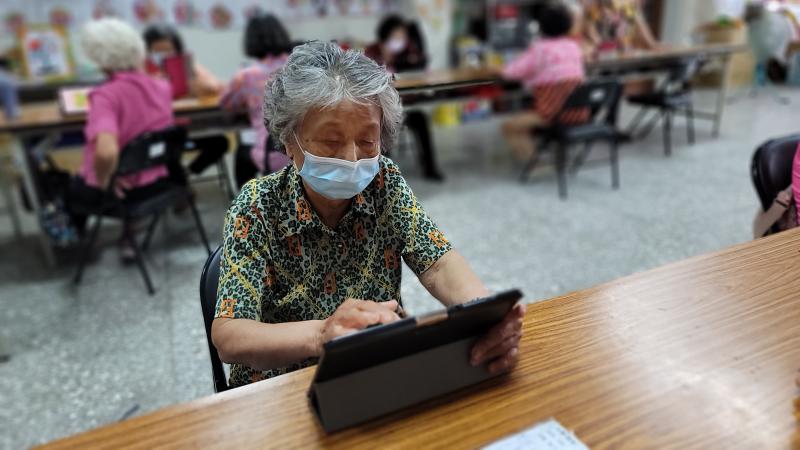 年長者體驗平板介面操作。
