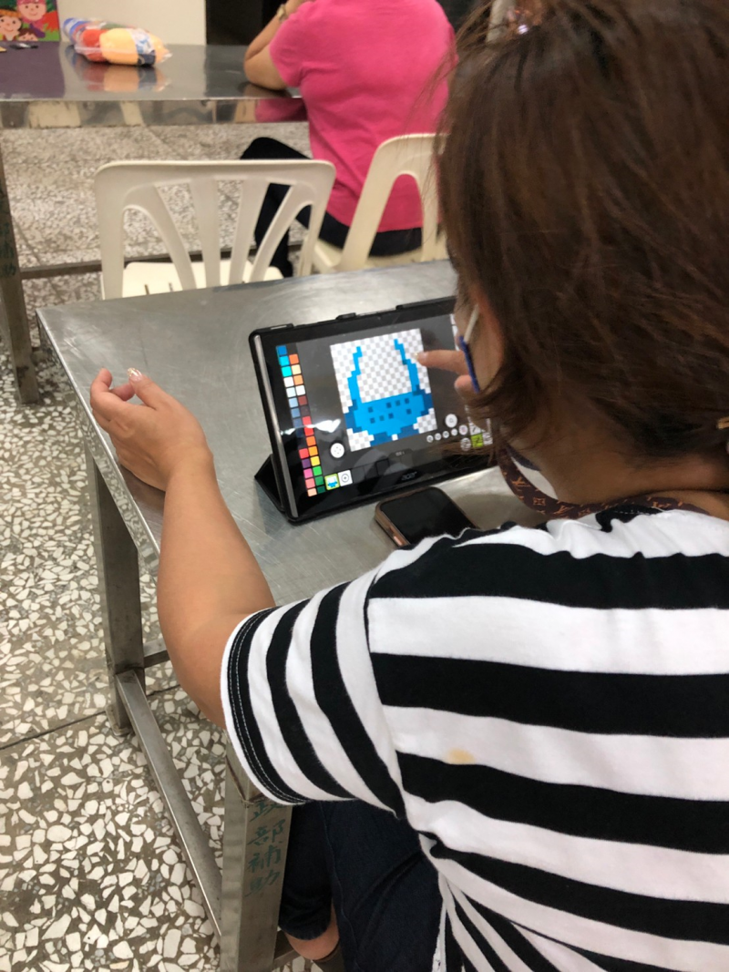 學生操作APP編輯圖案