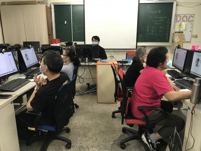 老師利用廣播系統教導學員操作步驟