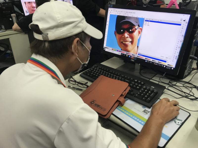 學員利用Inkscape描繪相片