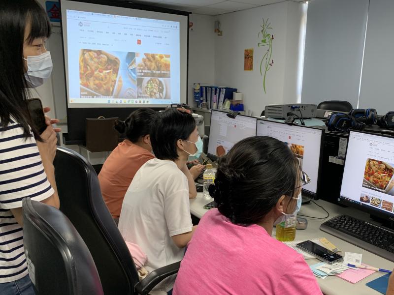 學員們先認識網路上的免費食譜資源、平台。