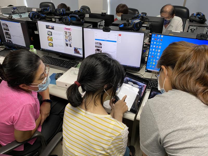 使用剪輯軟體、熟悉操作介面，製作影音食譜。