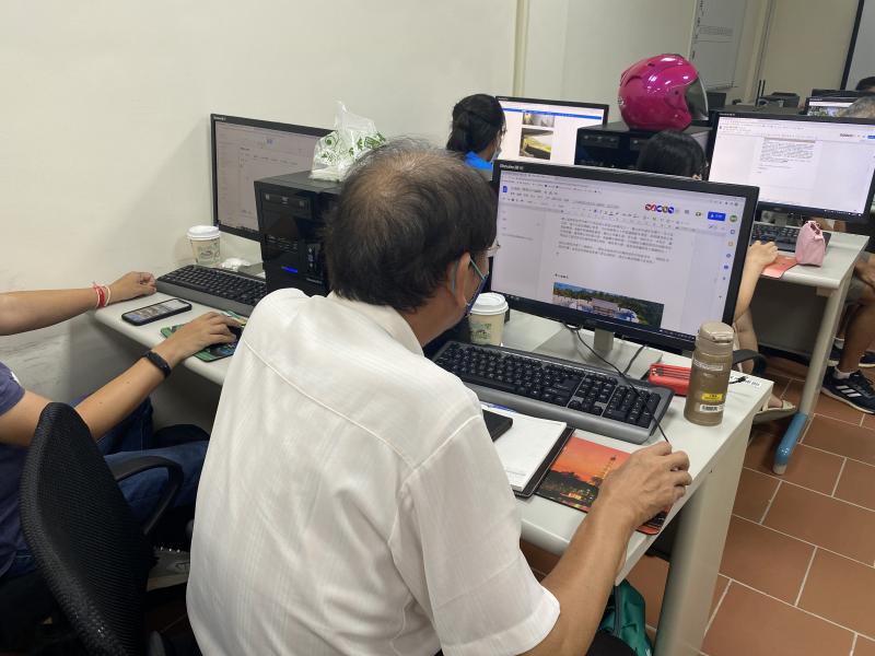 學員們使用 Google 文件共同編輯工具，分組負責金湖景點，分工合作將導覽資料整理成好閱讀的圖片、文字，並結合進 Google 我的地圖裡，一起完成金湖數位導覽地圖。