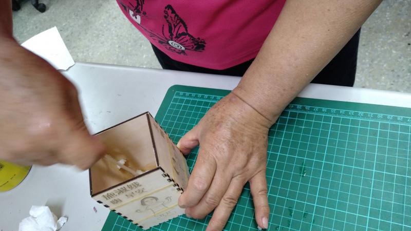 學員組裝黏貼雷雕作品筆筒