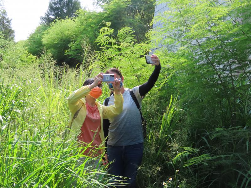 認真拍照、蒐集數位導覽素材。