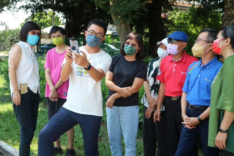 老師和學員講解空拍機如何.操作