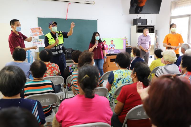 赤山派出所 波麗士大人 與 萬巒圖書館暨萬巒DOC 跨部會合作