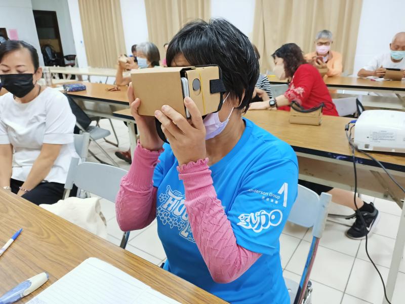 學員觀賞VR影片