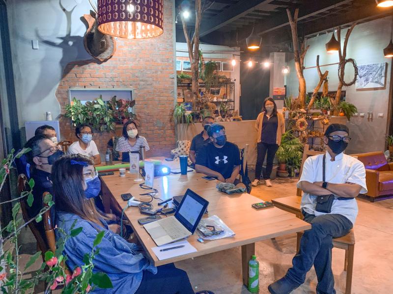 學員坐在位置上專心的聽取簡報內容