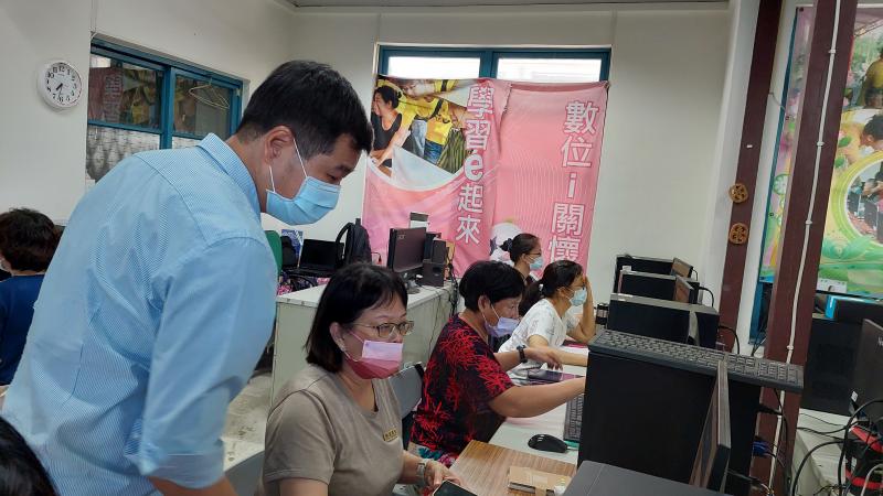 老師協助指導操作