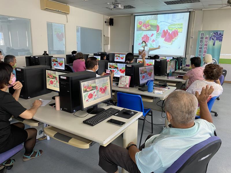 講師用不同角度與光線的照片讓學員感受照片呈現出來的不同