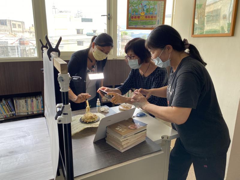 講師讓大家實際擺拍