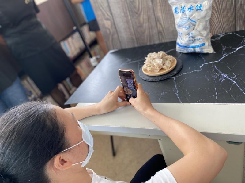 學員認真拍攝自家產品