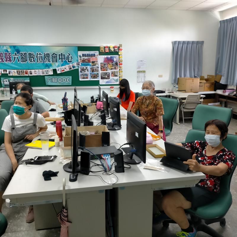 認真上課的學員們