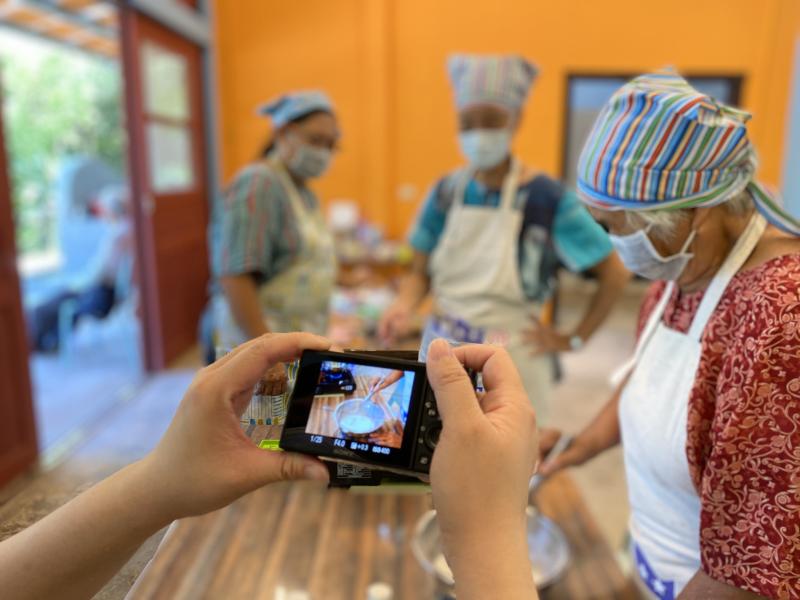 學員使用課堂講師講解的攝影構圖觀念，讓拍攝主題略偏增加空間感。