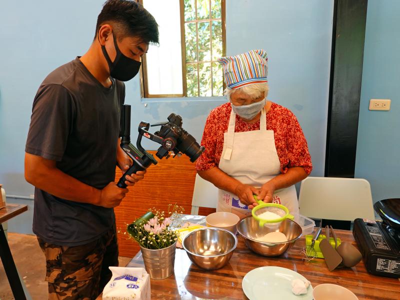 講師邊拍攝邊說明，攝影時注意的事項、光線和顏色。