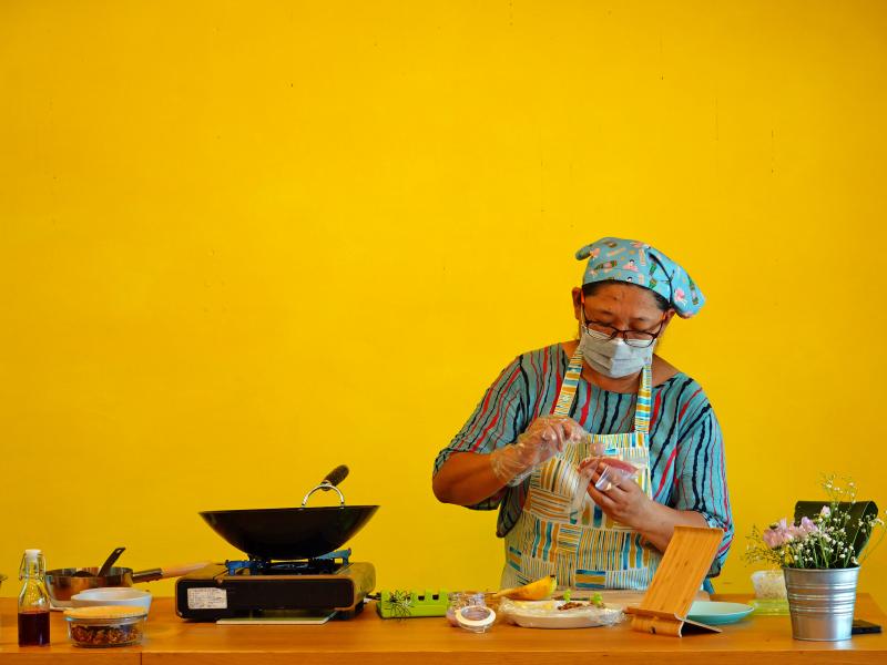 中景拍攝主角與物品時，預留空間感讓照片後製更活用。