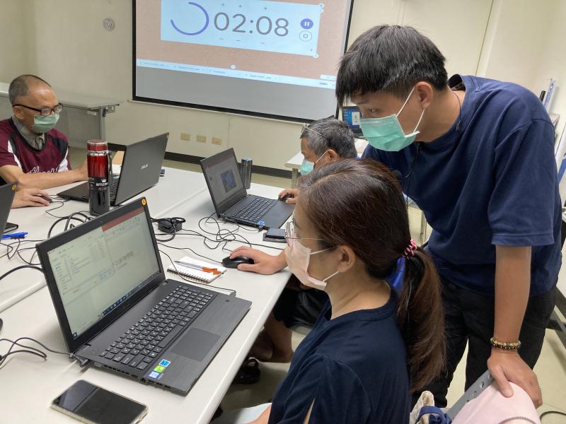 老師細心的指導學員進行操作