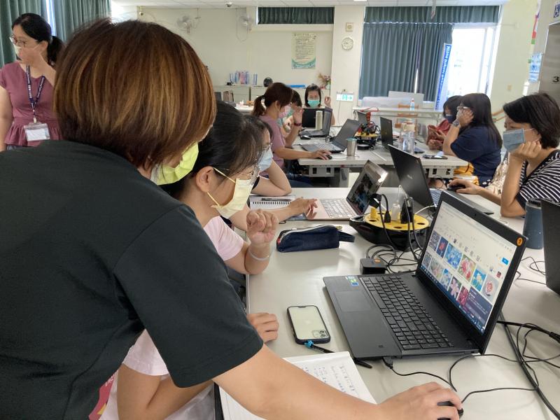 駐點人員熱情的協助學員跟上老師的步伐