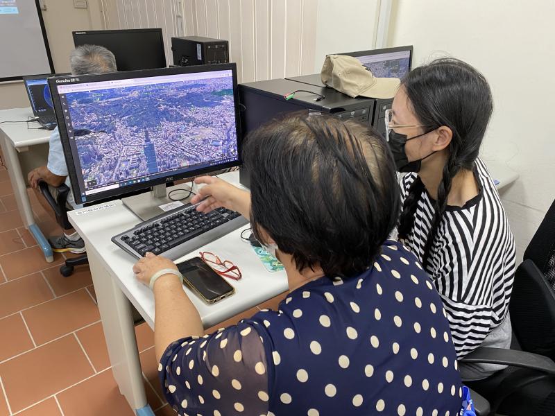 學員們練習操作。