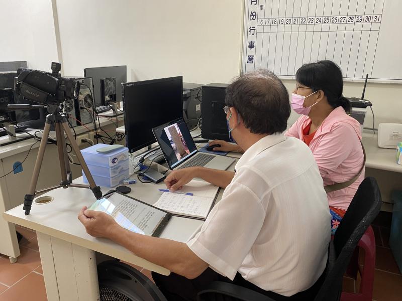 搭配 Google Earth、Google My Map，以及螢幕錄影工具，一個組別負責一個景點，並且分工合作：一人操作電腦螢幕、一人擔任口白錄音，所有學員們合力的錄製出金湖導覽影片，體驗擔任數位導覽員。