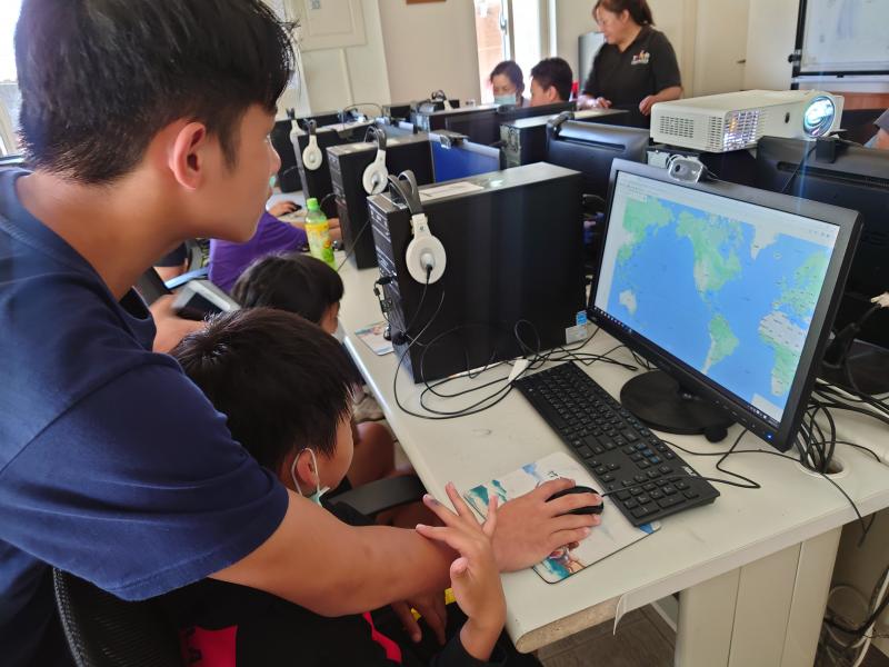 利用電腦查找資料、出發地與目的地的距離。