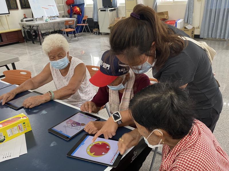 使用著色 APP－Colorscape 設計自己的專屬鑰匙圈圖案。