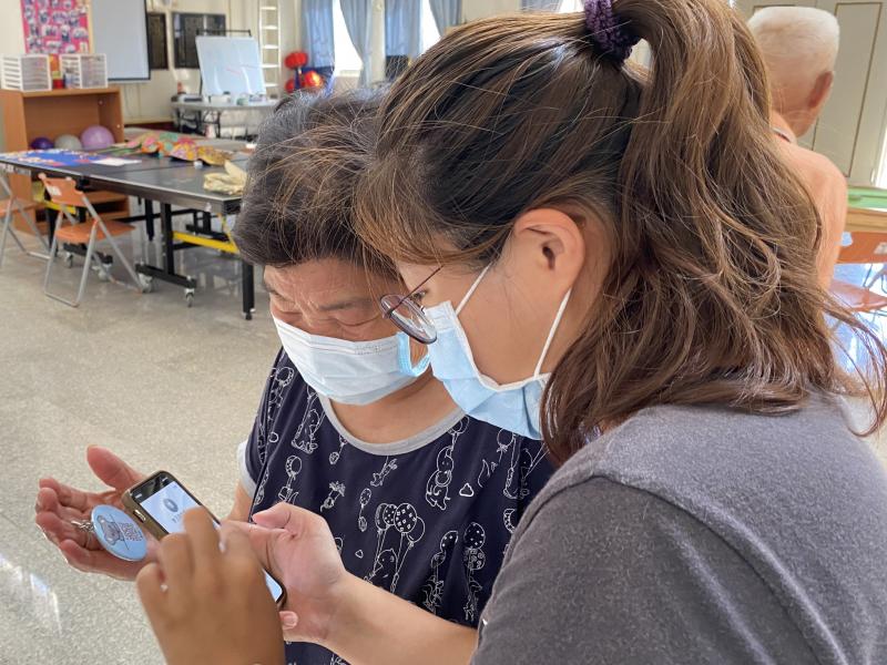 學員們製作完成了自己的防走失鑰匙圈。那要怎麼使用呢？只要拿出手機，掃描鑰匙圈上的 QRcode，就會出現緊急聯絡人資訊，即時與長者的家人們聯繫囉！