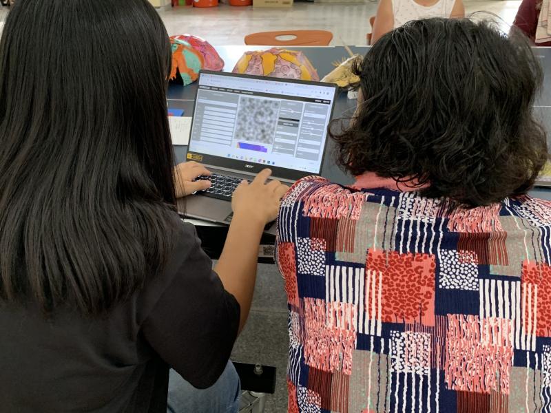 認識 QRcode 是什麼、可以如何應用。帶著學員們將緊急連絡人資訊轉為 QRcode，再將各自使用平板畫出的圖案與 QRcode 結合，變成防走失鑰匙圈設計。