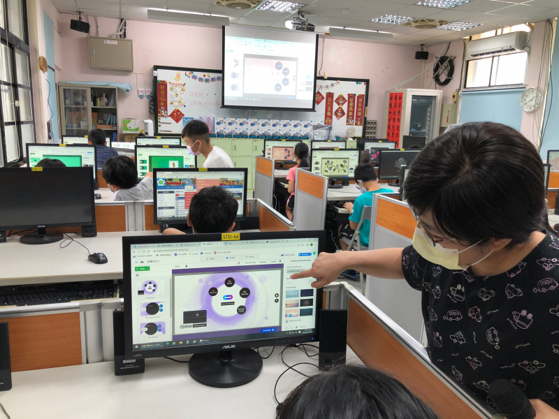 老師指導學員如何插入新簡報。