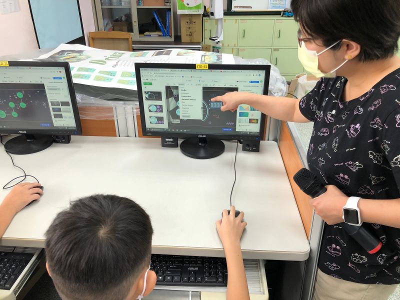 老師指導學員操作簡報。