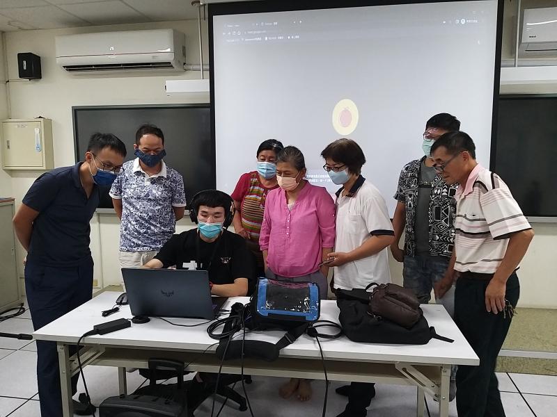 講師親自示範如何錄音，讓學員更快的學習。