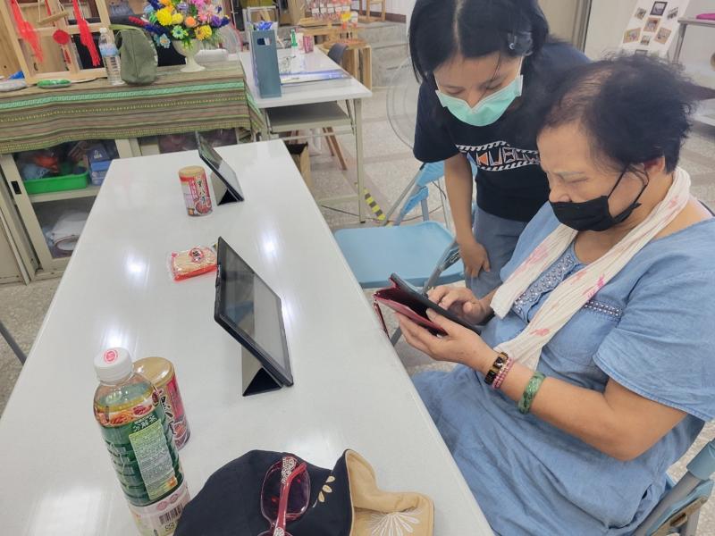 一對一協助學員解決問題