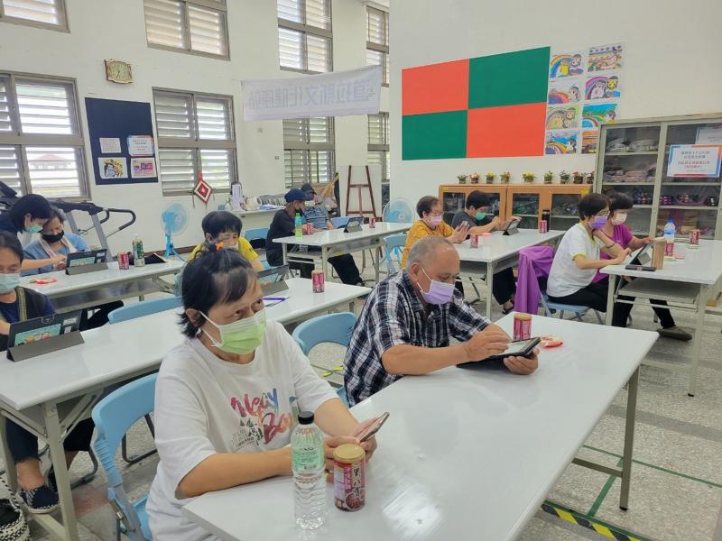 講師與學員上課畫面