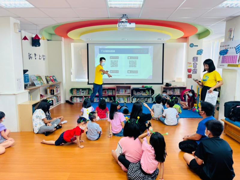 講師分享電子書網站，並進入圓夢繪本資料庫搜尋閱讀，也進行有趣的故事遊戲。