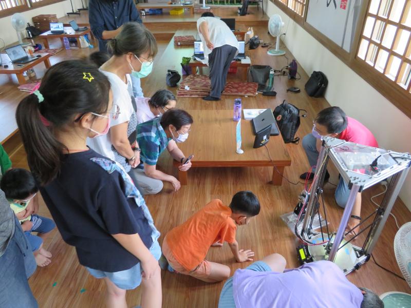 學員對於自己的作品在3D列印機印製時都感到很新奇!