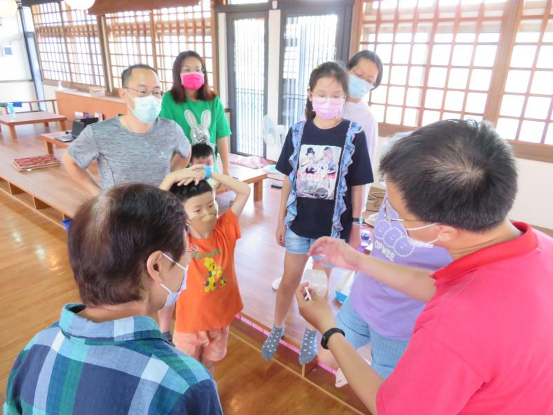 講師替每位學員的作品進行檢視。